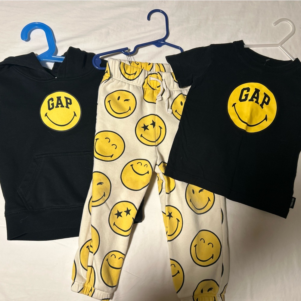 GAP Black and Yellow Smiley Lounge Set